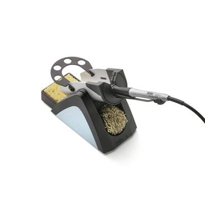 Lötkolben mit Halterung zeigt die Marke 'Weller'. Abgebildet mit Reinigungsschwamm und -metallwolle, zum Löten von Elektronik.