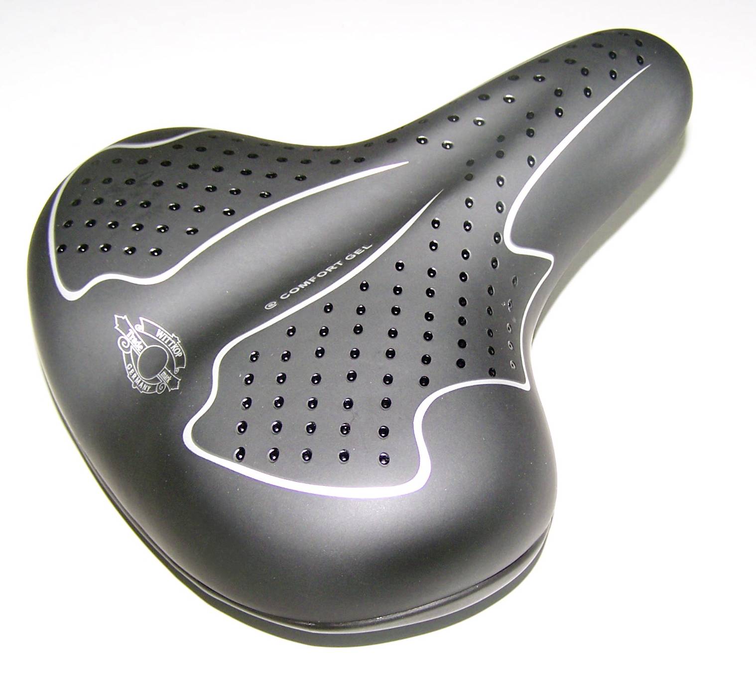 Schwarzer, gepolsterter Fahrradsattel mit weißen Linien und Lochmuster für Belüftung. Ergonomisches Design für Komfort beim Radfahren.