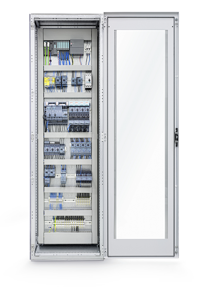 Schaltschrank mit geöffneter Glastür, zeigt mehrere Reihen von elektrischen Komponenten und Verkabelungen zur Steuerung.