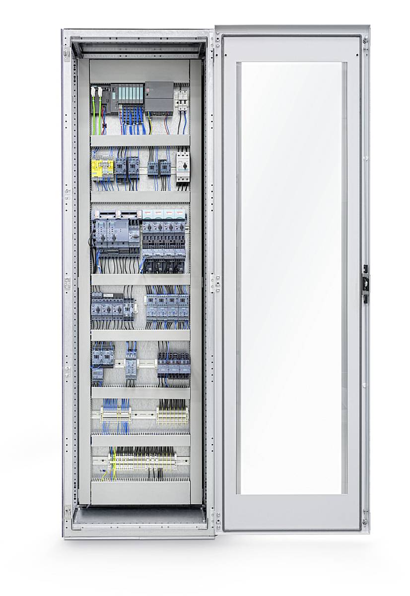 Ein geöffneter Schaltschrank mit verschiedenen elektrischen Komponenten und Kabeln, organisiert auf mehreren Regalen.