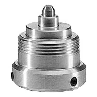 Ein metallisches Maschinenteil mit zylindrischer Form und mehreren abgesetzten Ebenen, vermutlich ein Adapter oder eine Düse.
