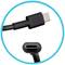 Ein schwarzes USB-C-Kabel, Ansicht von Stecker und Buchse; geeignet für Lade- und Datenübertragungen.