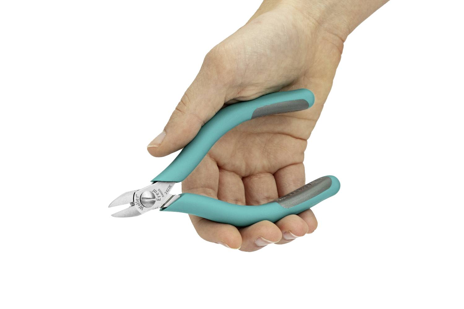 Eine Hand hält eine kleine grüne Zange mit silbernen Schneideflächen, bereit zum Schneiden von Draht oder dünnen Materialien.