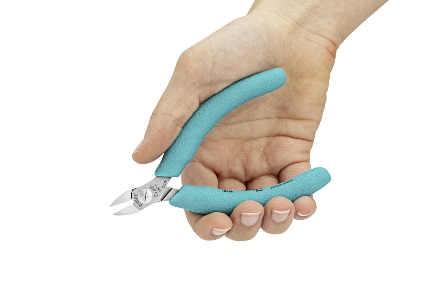 Eine Hand hält eine kleine Zange mit blauen Griffen. Die Zange ist geöffnet und der Fokus liegt auf der Funktionalität des Werkzeugs.