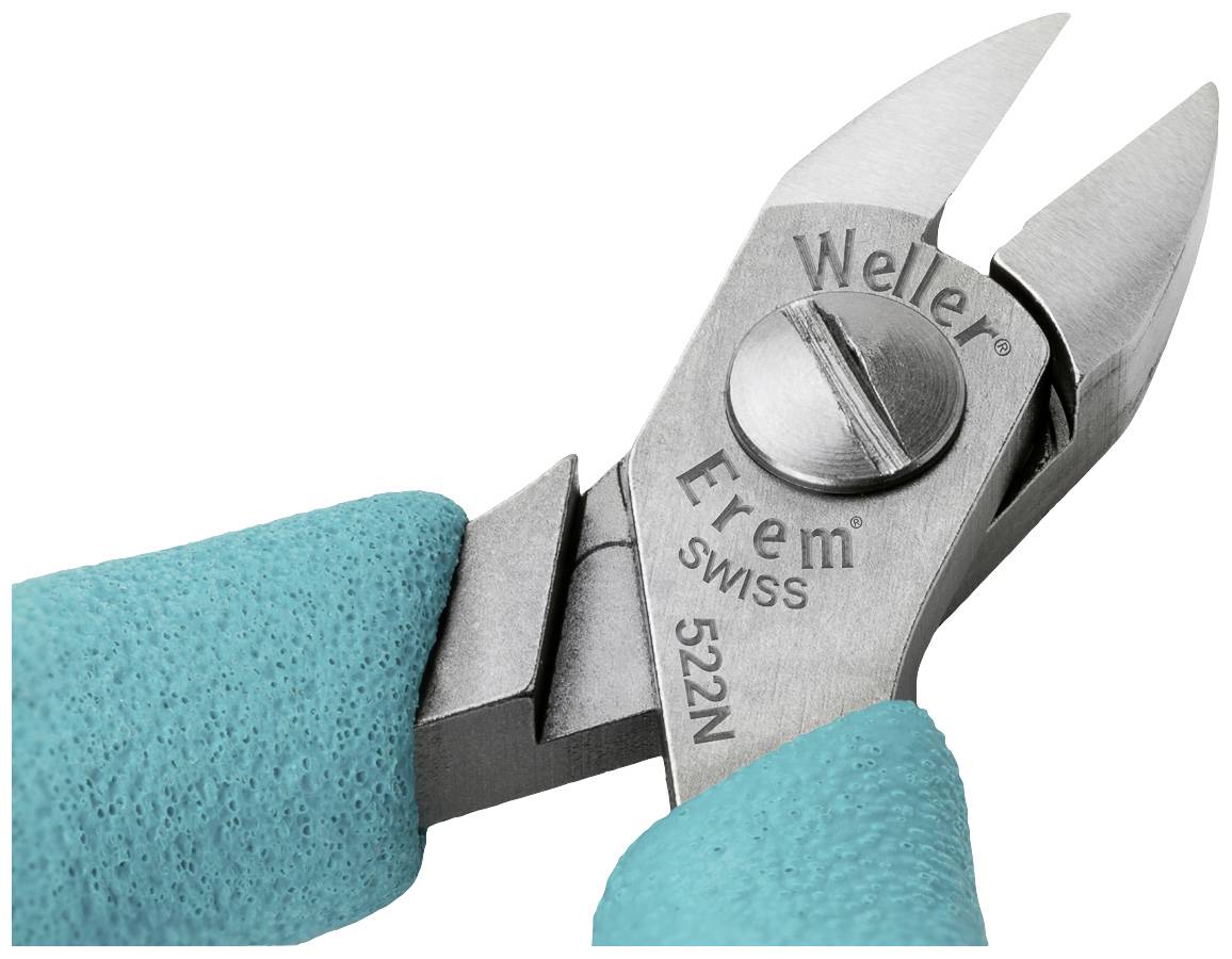 Ein Seitenschneider der Marke Weller Erem Swiss 522N, gehalten von einer Hand mit einem türkisfarbenen Handschuh, vor weißem Hintergrund.