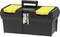 Eine schwarze Werkzeugkiste mit gelben Fächern oben und einem schwarzen Griff. Die Kiste hat einen silbernen Verschluss an der Vorderseite.