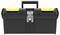 Schwarzer Werkzeugkasten mit gelbem Akzent, geschlossen, mit Griff oben und silbernem Verschluss in der Mitte.