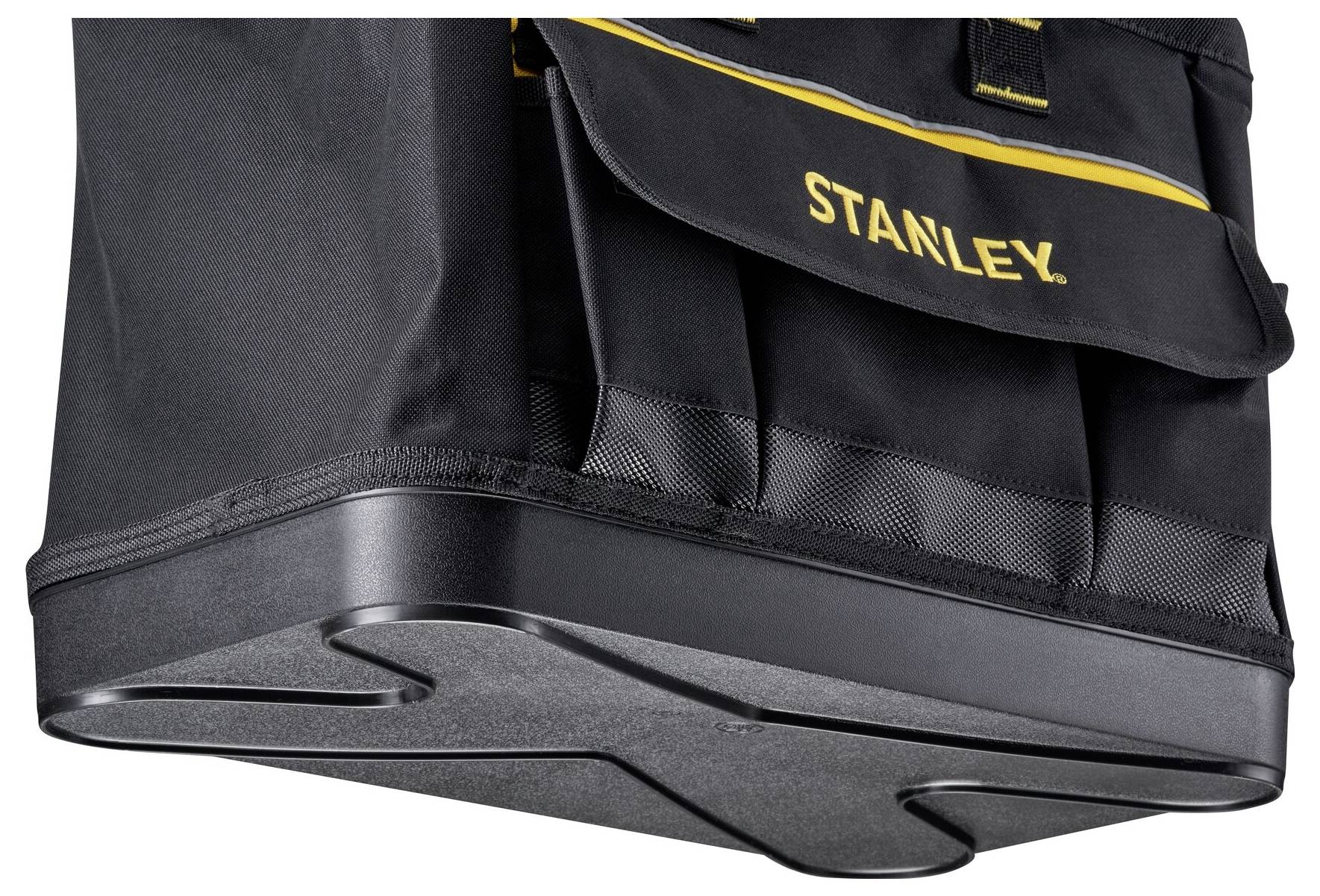 Eine schwarze Stanley-Werkzeugtasche mit mehreren Außentaschen und verstärktem Boden, zeigt den unteren Teil mit dem Markennamen.