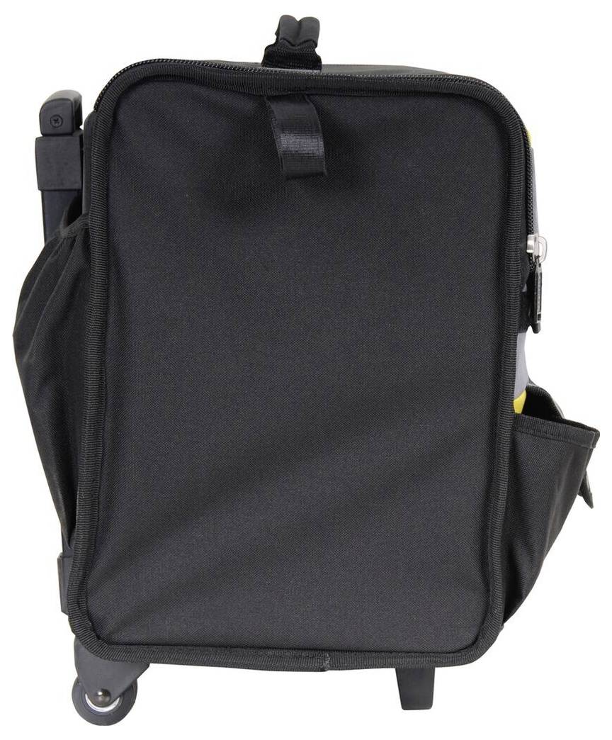 Schwarze, rechteckige Tasche mit Rollen und Seitenfächern, geschlossen, steht aufrecht.