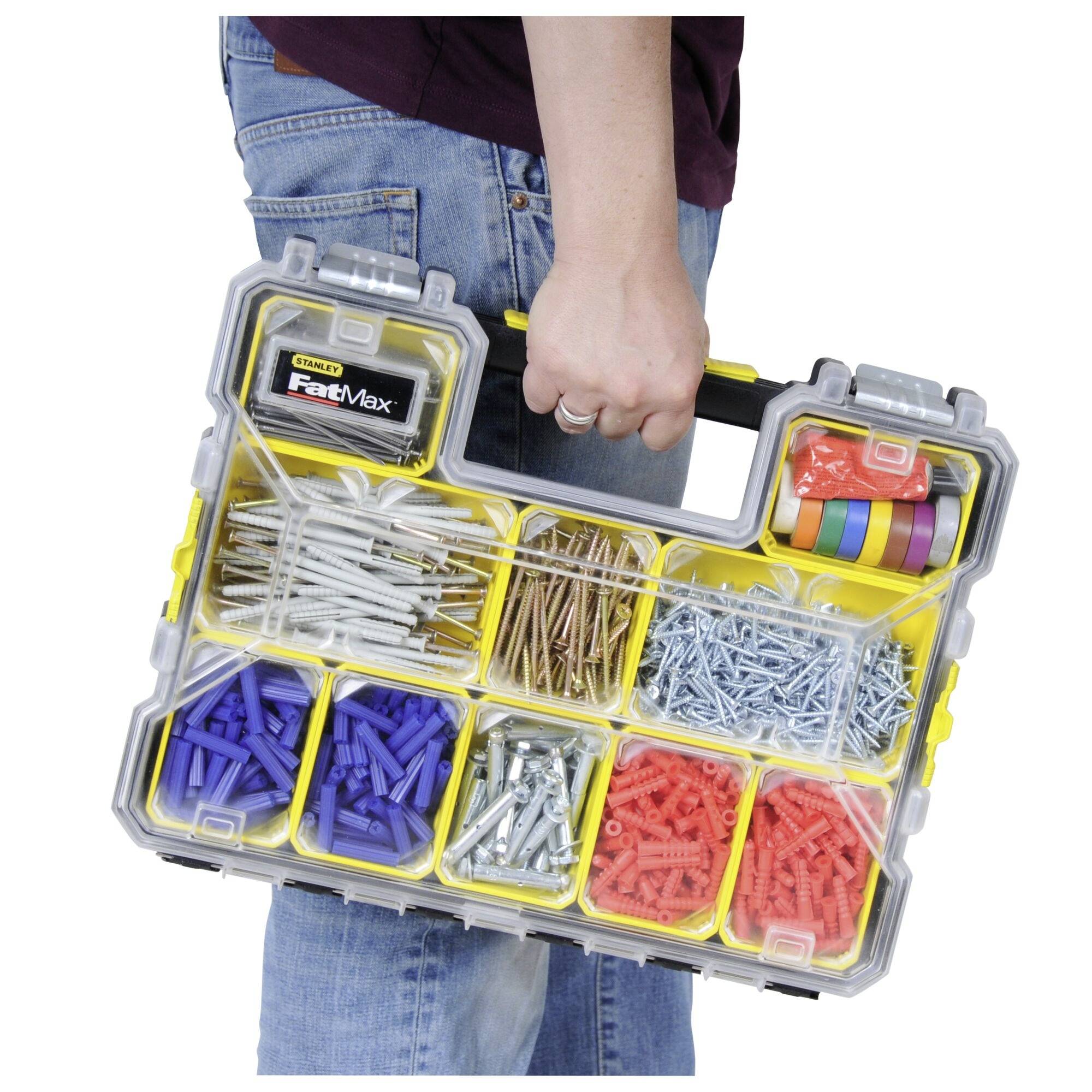 Eine Person hält eine transparente Werkzeugbox mit verschiedenen Schrauben und Dübeln.