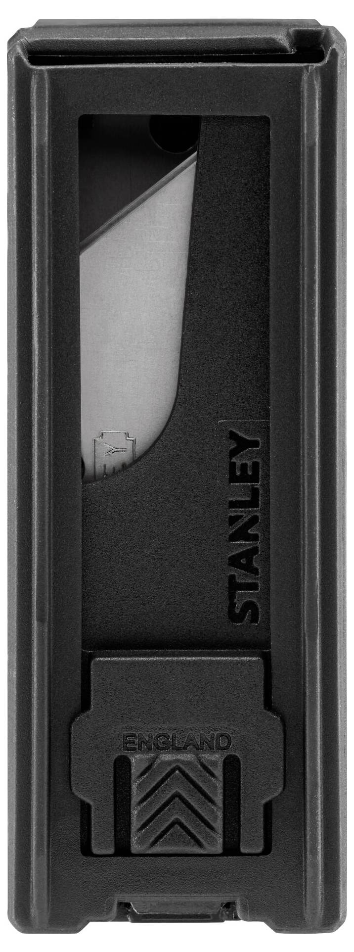Ein schwarzes Stanley-Messer mit Schutzhülle und sichtbarer Klinge, Markenname seitlich aufgedruckt.