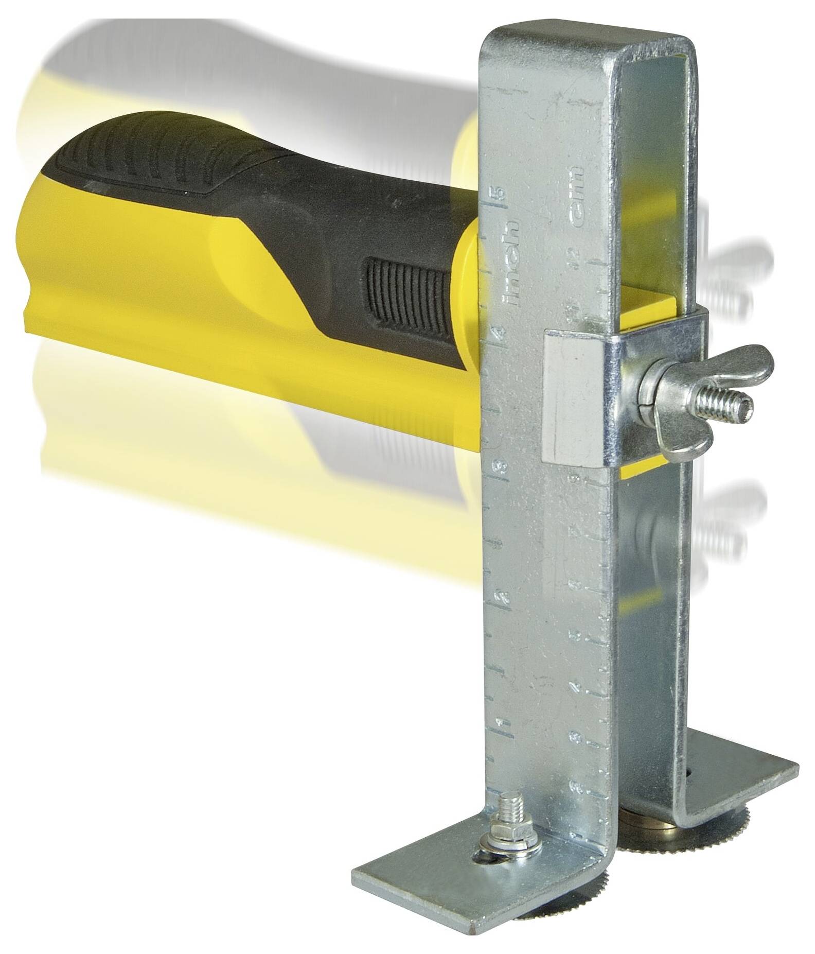 Eine gelbe Handkreissäge mit einem Metallständer und Einstellschraube, die Präzision und Stabilität beim Schneiden ermöglicht.