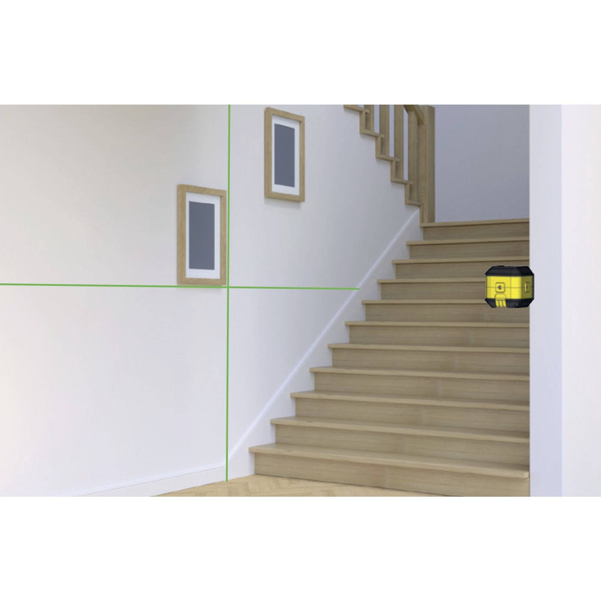 Eine Wasserwaage projiziert grüne Linien an eine weiße Wand, um die Ausrichtung für Bilderrahmen zu überprüfen. Rechts eine Treppe.