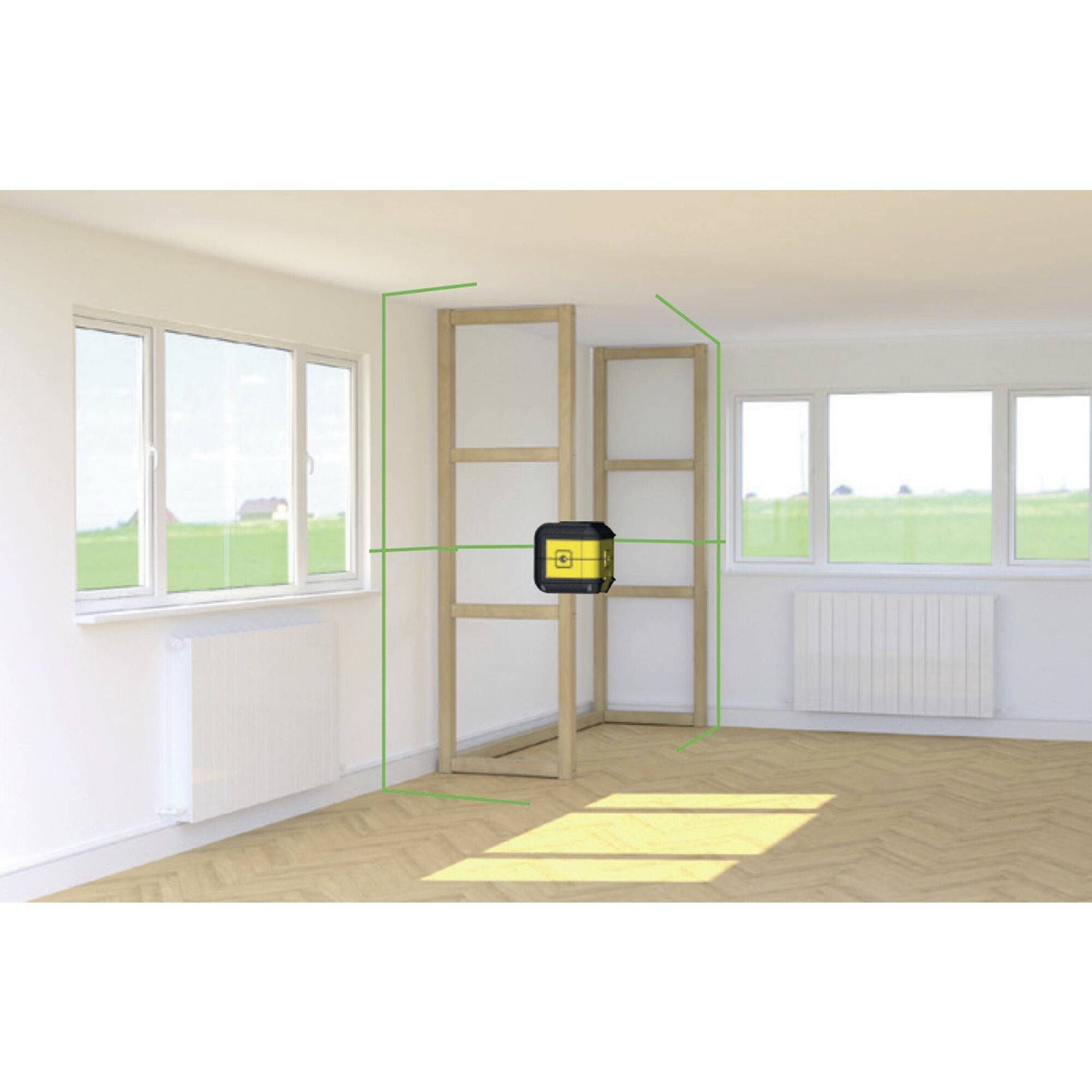 Ein leerer Raum mit Holzrahmenprototypen an einer Wand, von einem Laserwerkzeug mit grünen Linien ausgerichtet. Hintergrund zeigt Fenster mit Aussicht.