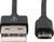 Ein USB-Kabel mit einem Standard-USB-Anschluss auf der linken Seite und einem Micro-USB-Anschluss auf der rechten Seite.