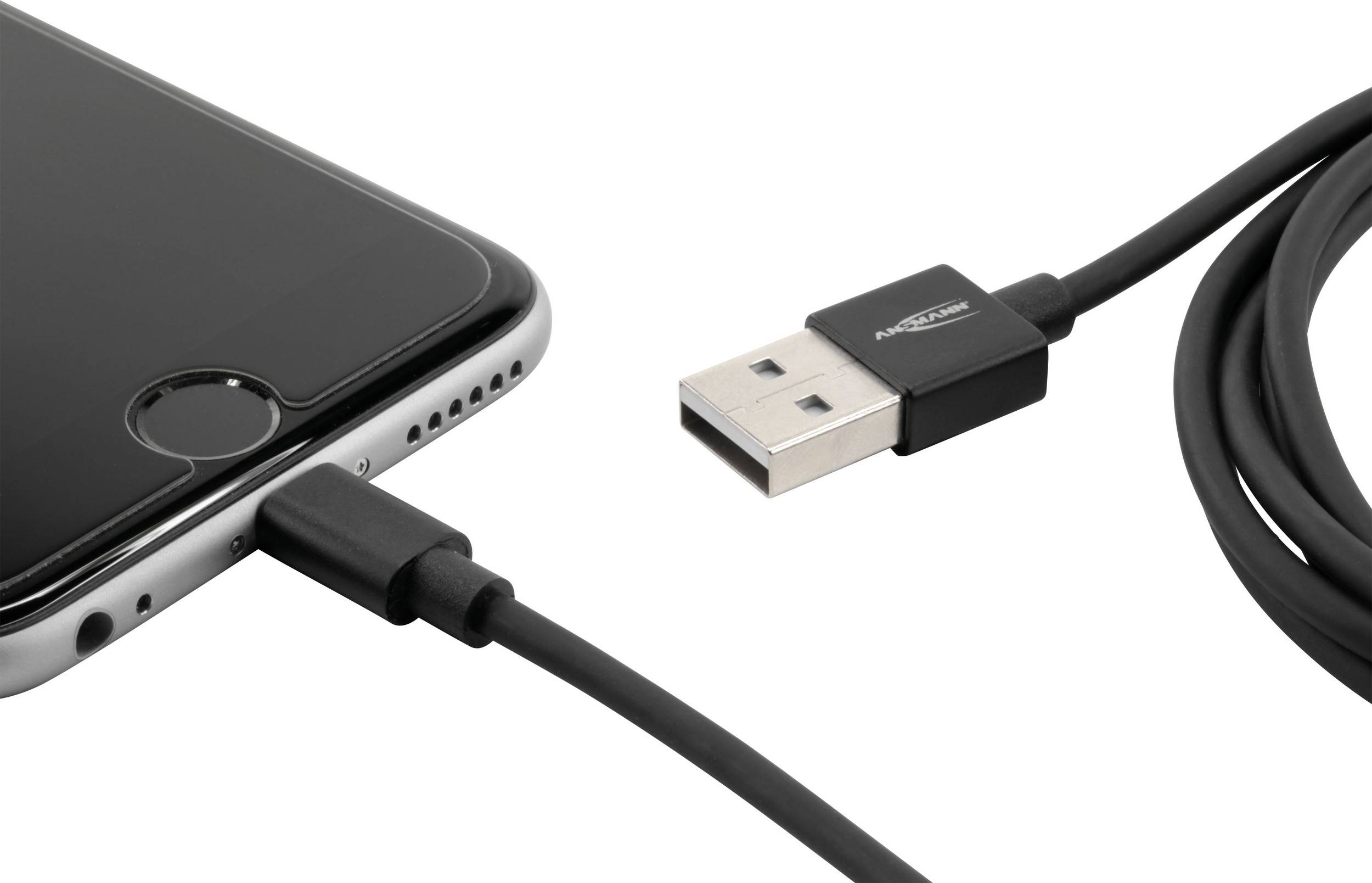 Smartphone wird mit einem USB-Kabel aufgeladen. Links das schwarze Telefon mit Anschluss; rechts der USB-Stecker des Kabels.