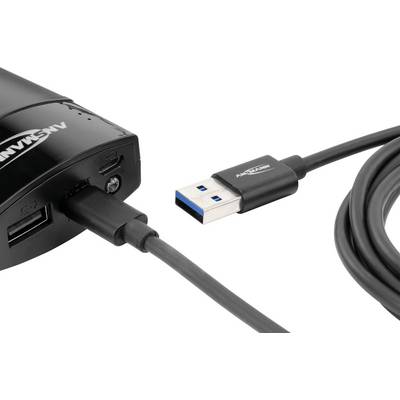 Ein schwarzes USB-Kabel ist an ein elektronisches Gerät angeschlossen. Das Kabel endet in einem USB-Stecker, erkennbar an der blauen Innenfarbe.