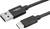 USB-Kabel mit einem USB-A-Stecker auf der linken Seite und einem USB-C-Stecker auf der rechten Seite, schwarzes Kabel.