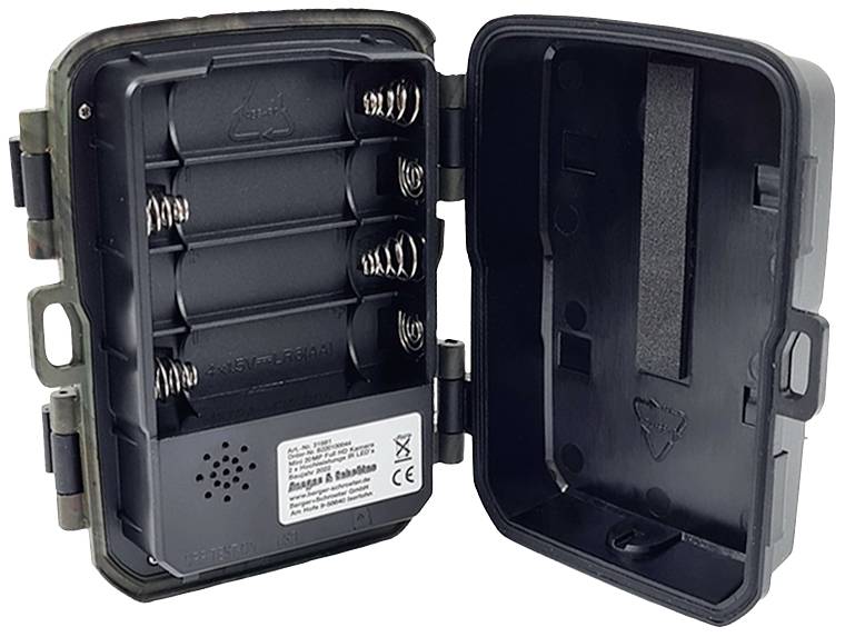 Geöffneter Batteriefachdeckel einer Wildkamera mit Platz für Batterien und Bedienelementen im Inneren.