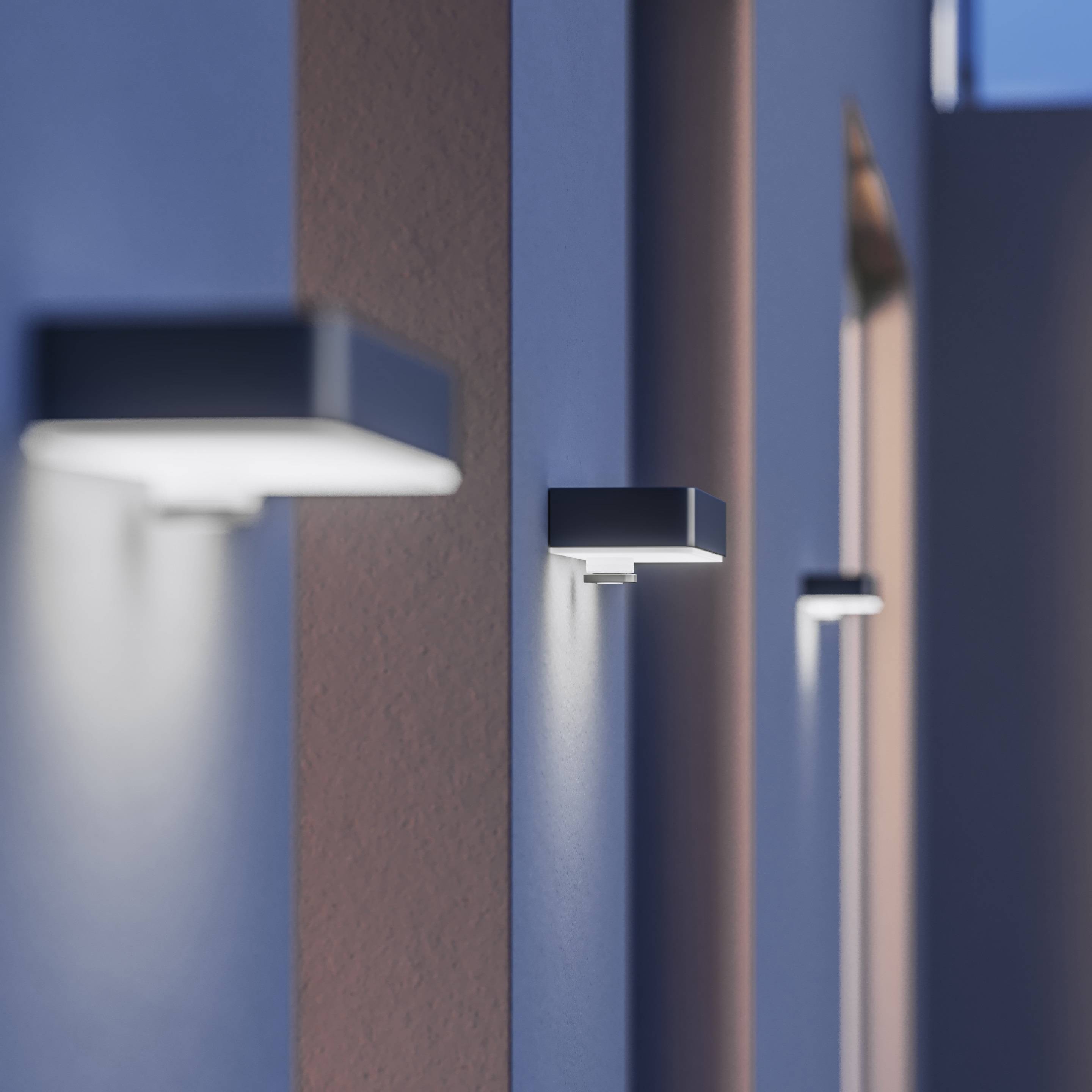 Wand mit modernen, rechteckigen Wandlampen, die warmes Licht ausstrahlen. Minimalistisches Design in Blau- und Rosatönen.