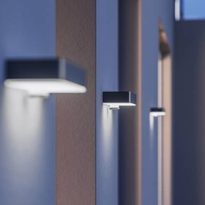Wand mit modernen, rechteckigen Wandlampen, die warmes Licht ausstrahlen. Minimalistisches Design in Blau- und Rosatönen.