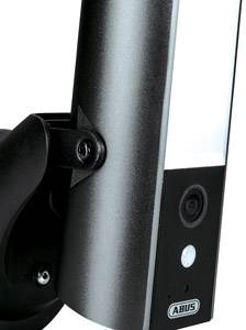 Eine silberne Überwachungskamera mit schwarzem Halter, Linse, und Bewegungssensor. Das Logo 'ABUS' ist unten zu sehen.