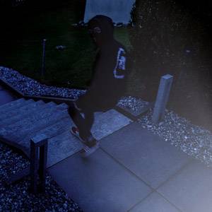 Eine Person in dunkler Kleidung rennt im Dunkeln eine Treppe hinauf. Umgebung ist schlecht beleuchtet, was eine geheimnisvolle Stimmung erzeugt.