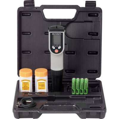 Ein digitales pH-Messgerät in einem Koffer, neben zwei Fläschchen Kalibrierungslösung und vier AA-Batterien.