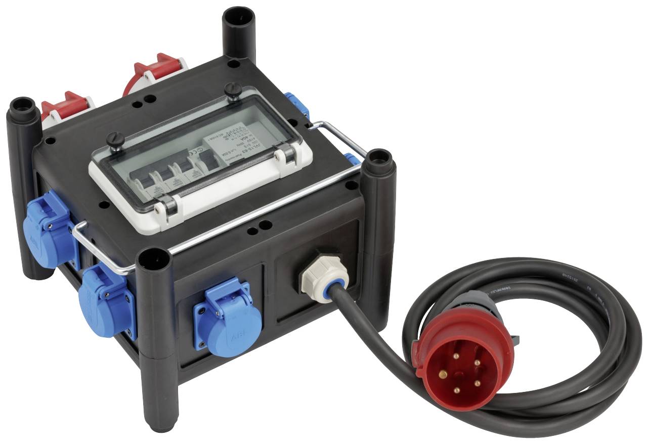 Schwarze Verteilerbox mit mehreren blauen und roten Steckdosen, angezeigtem Stromzähler und schwarzem Kabel mit rotem Stecker.