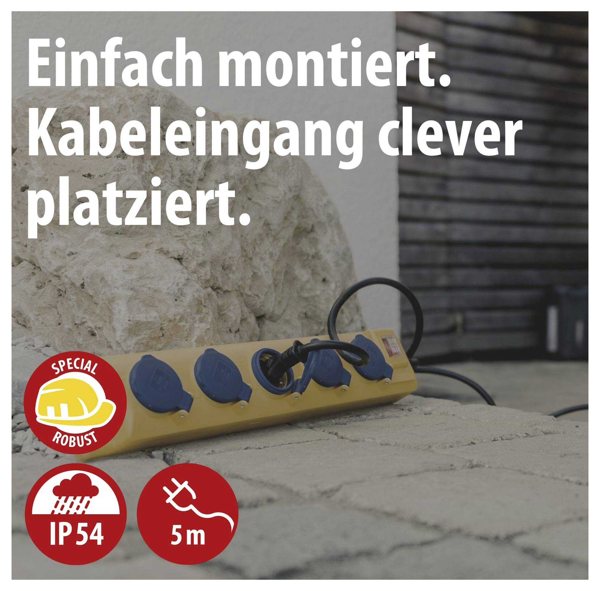 Werbebild einer robusten Mehrfachsteckdose mit seitlichem Kabelausgang im Außenbereich; Text: 'Einfach montiert. Kabeleingang clever platziert.' sowie Hinweise 'Special robust', 'IP54', '5 m'.