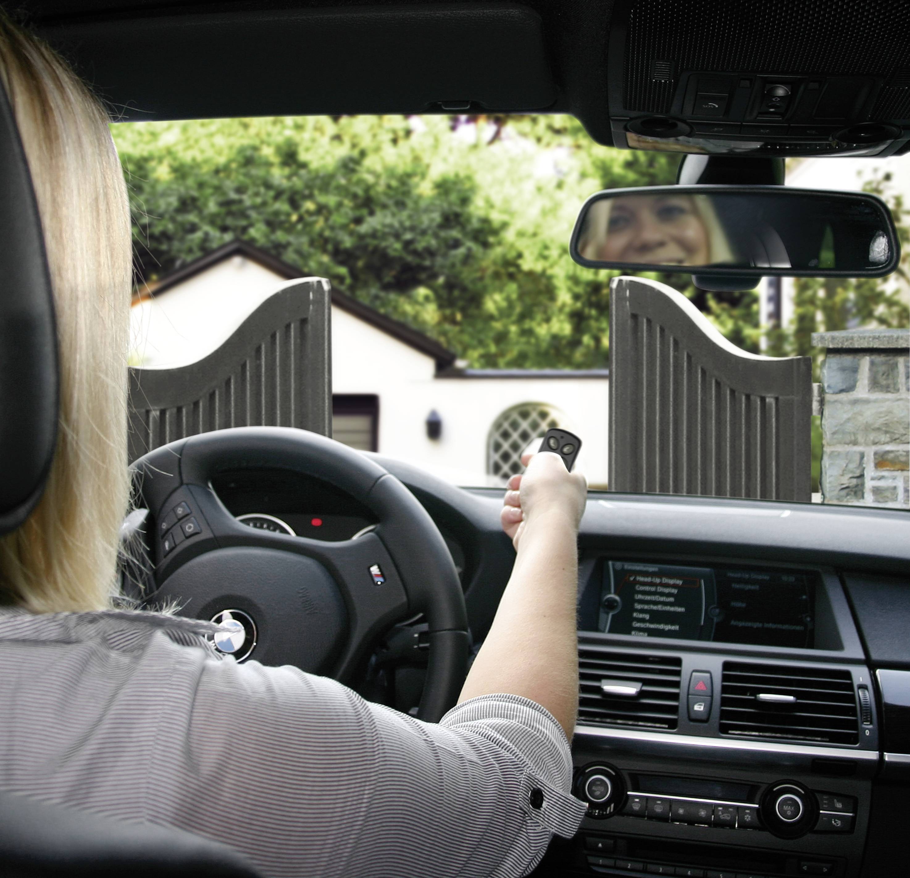 Abbildung: Drehtorantrieb öffnet dank Funk-Handsender das Gartentor