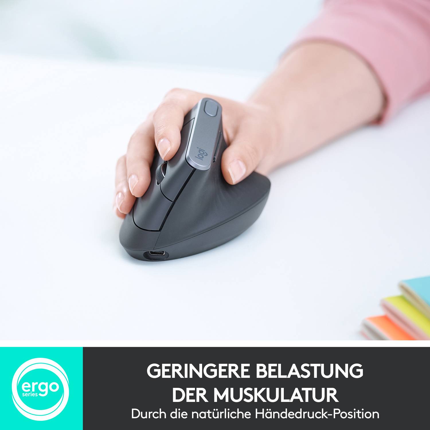 Eine Hand bedient eine ergonomische Maus in einer natürlichen Griffposition. Text: 'GERINGERE BELASTUNG DER MUSKULATUR'.