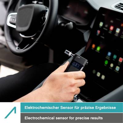 Ein Fahrer hält ein Atemalkoholtester im Auto. Das Display zeigt '0.37' an. Text im Bild: 'Elektrochemischer Sensor für präzise Ergebnisse'.