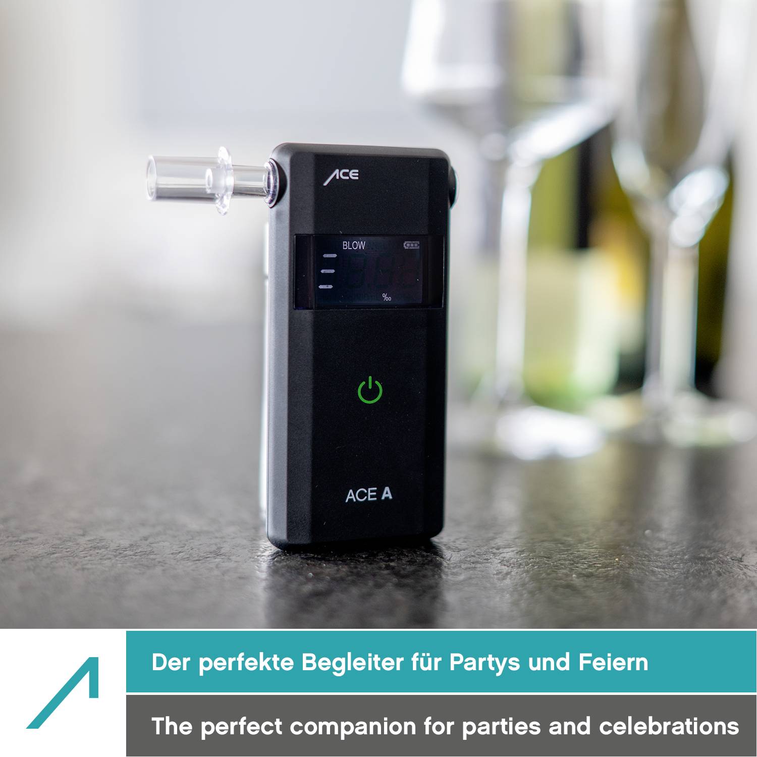 Ein Alkoholtester steht auf einem Tisch, Hintergrund unscharf. Text: 'Der perfekte Begleiter für Partys und Feiern'.