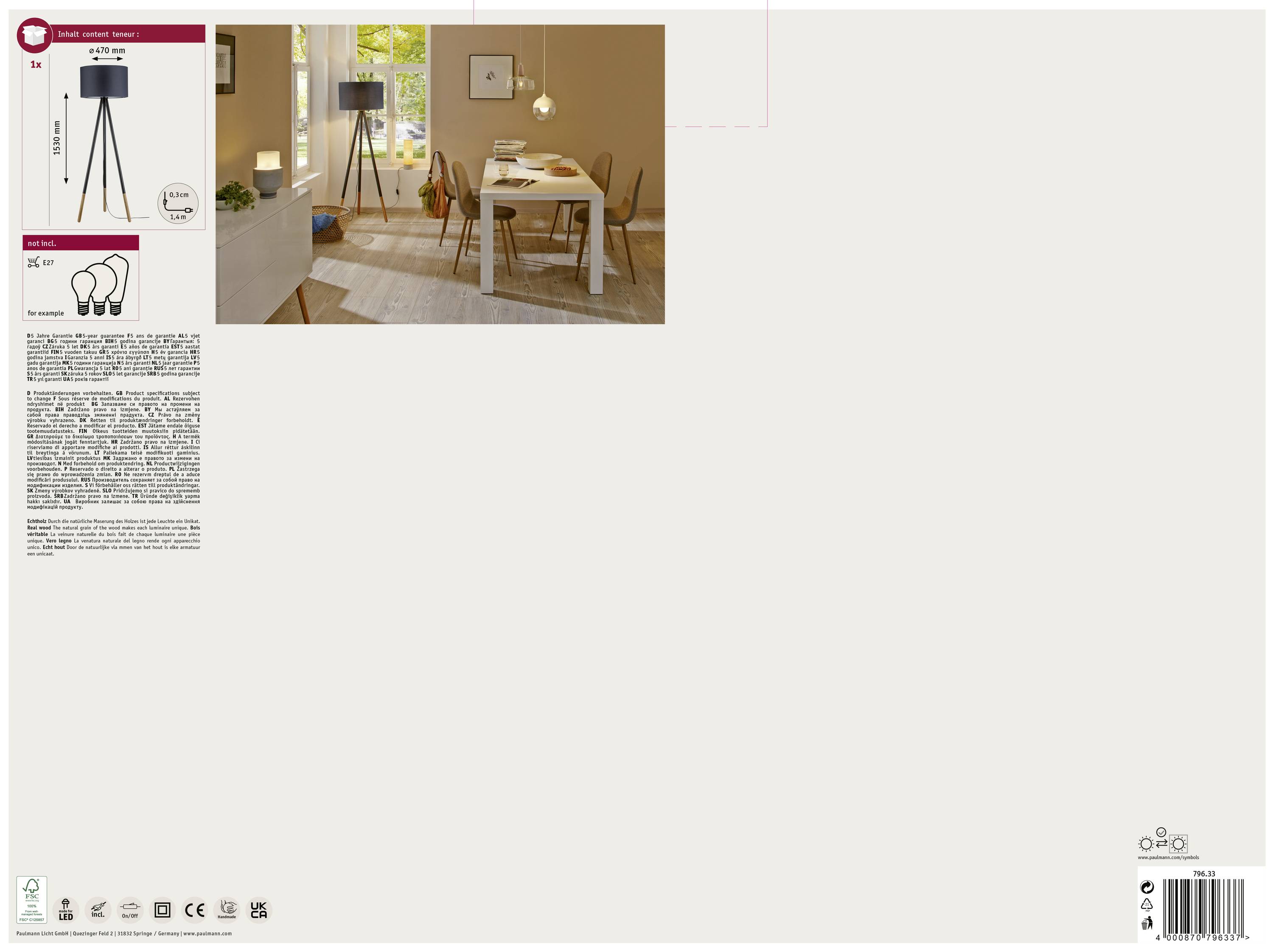 Stehlampe mit Holzstativ in einem Wohnzimmer neben einem Tisch. Beige Wand- und Bodentöne, natürliche Beleuchtung.