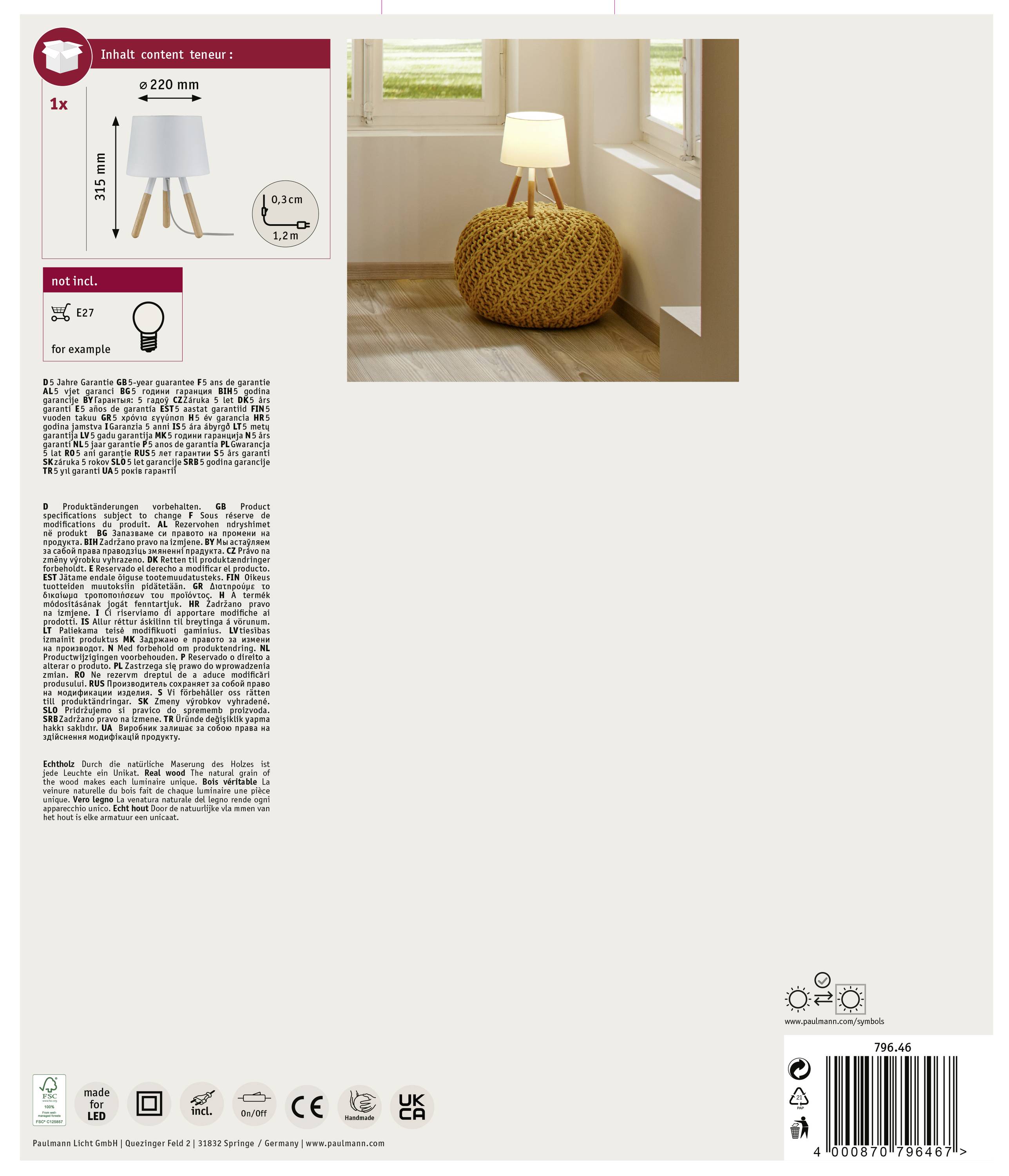 'Beige Zimmer mit einem gelben, geflochtenen Sitzpouf und einer Stehlampe auf einem weißen Holz-Sideboard, rechte Ecke.'