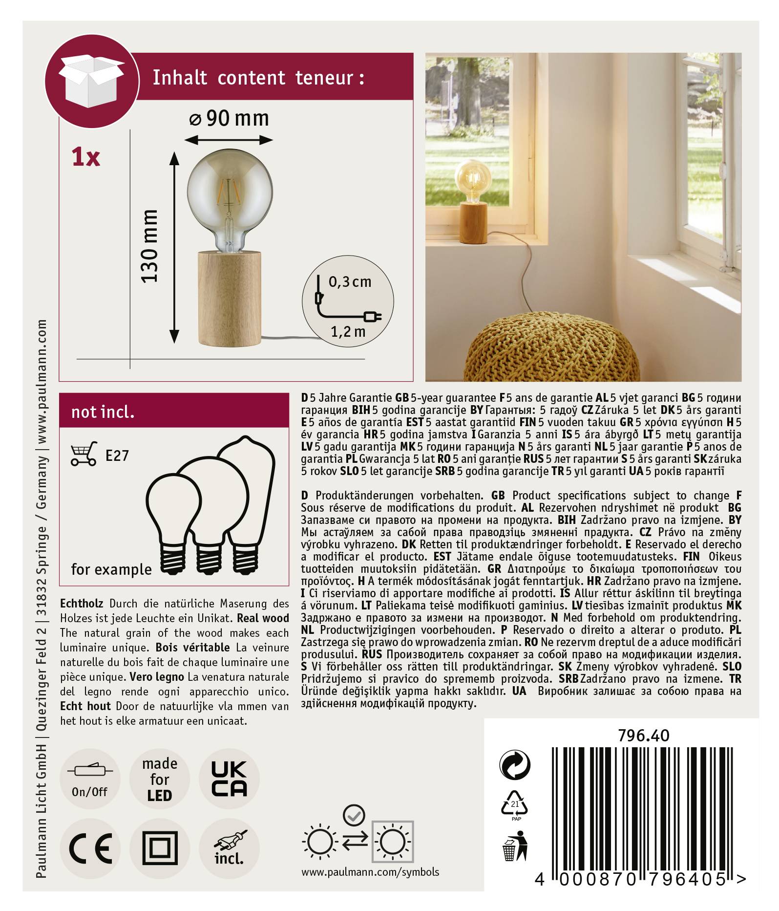 Verpackung einer LED-Glühbirne mit einem Bild der Lampe auf einem Tisch neben einem Fenster. Mehrsprachige Produktinformationen und Garantiehinweise sind zu sehen.