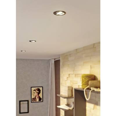Wohnzimmer mit gemütlicher Beleuchtung, Holzwand, Regalen mit Dekor und einem gerahmten Bild an der Wand.