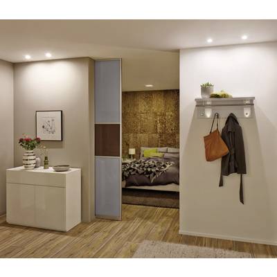 Moderner Eingangsbereich mit weißem Schrank, Gemälde an der Wand, und Blick ins gemütliche Schlafzimmer mit Holzdetails.