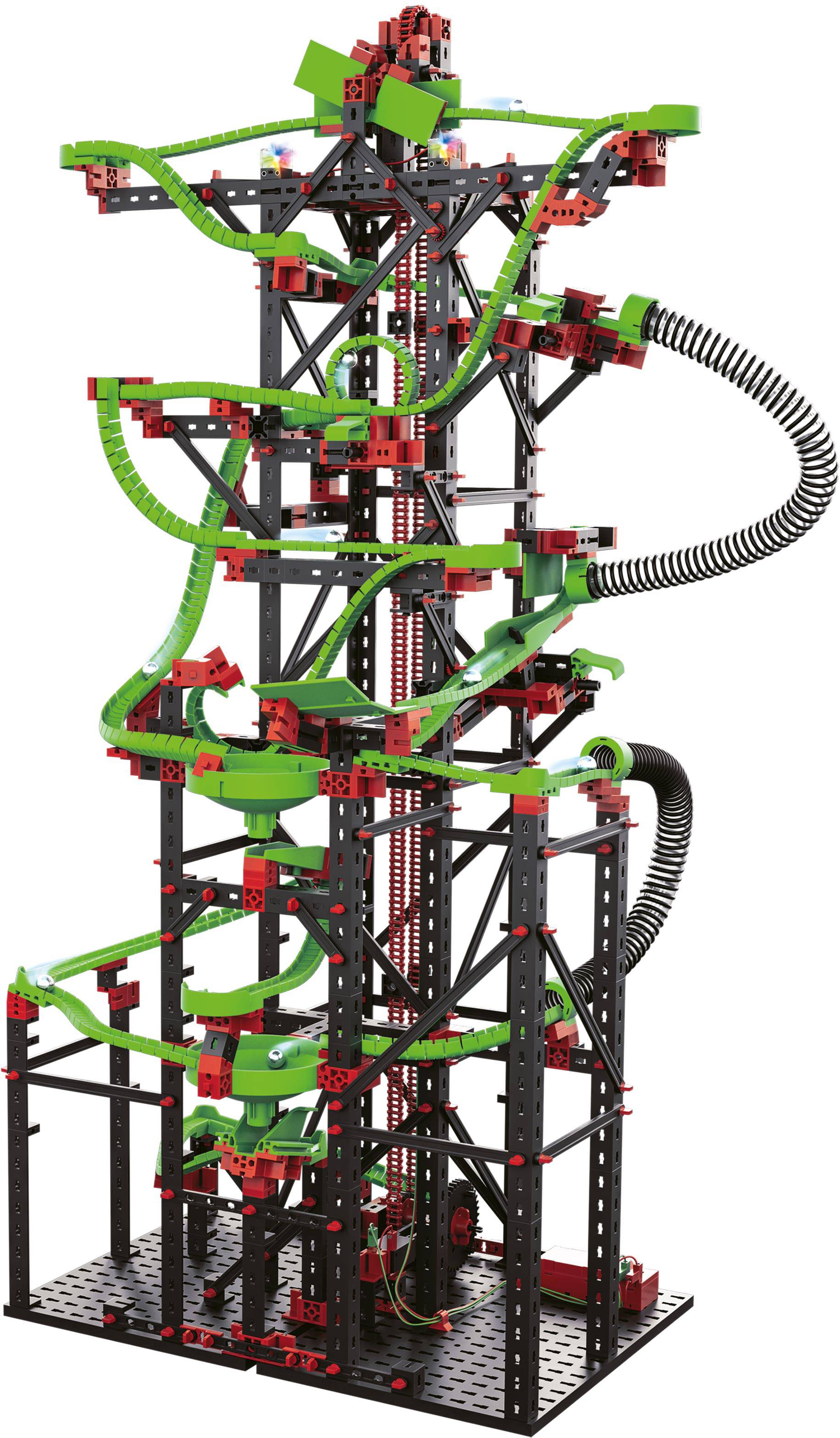 Ein hoher, komplexer Baukasten-Turm aus schwarzen und roten Komponenten mit grünen Schienen und Röhren, vermutlich für Murmeln.