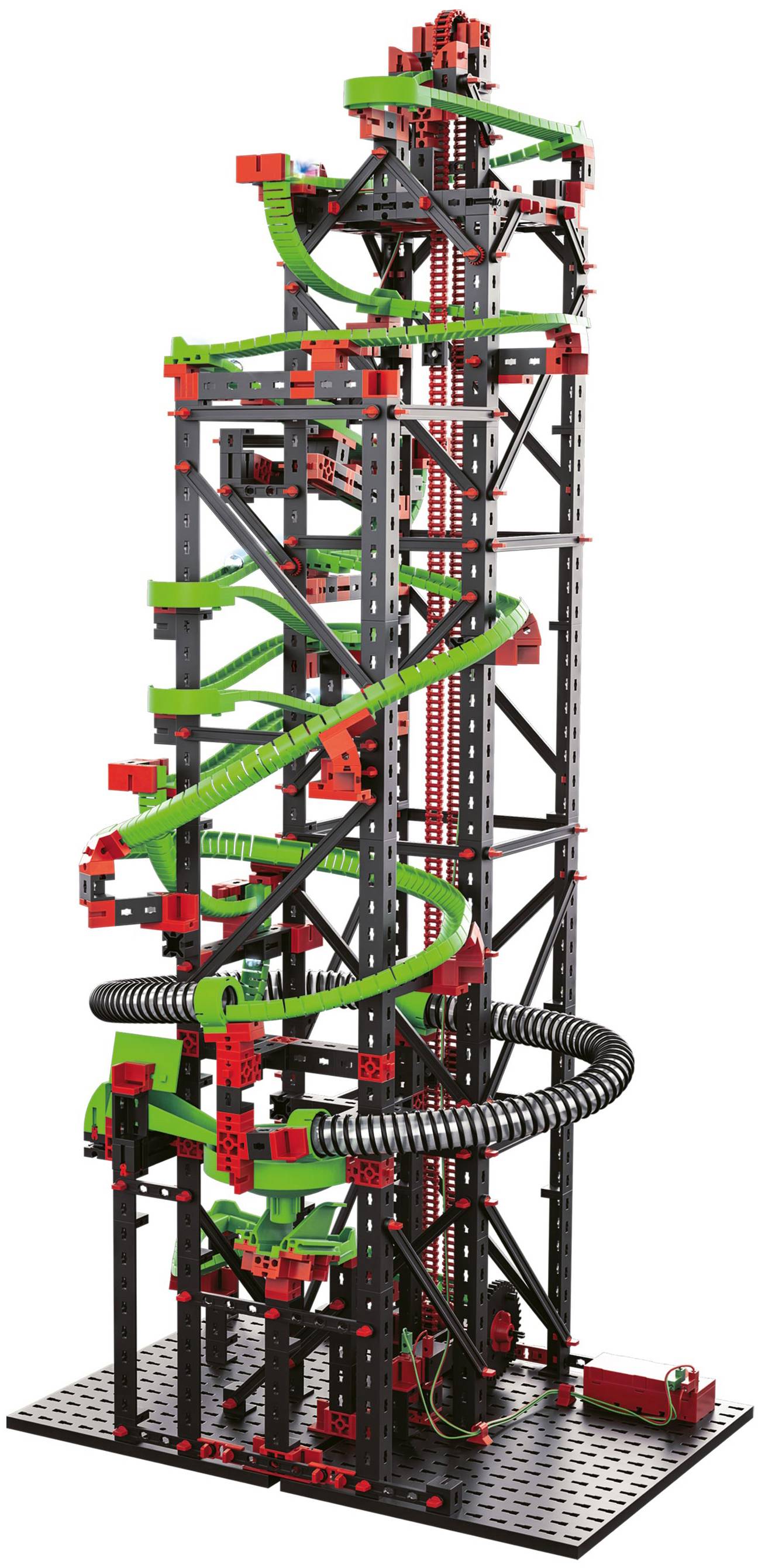 Ein komplexes Modell einer Kugelbahn aus schwarzen und roten Bauteilen mit grünen Schienen. Zeigt eine hohe Struktur mit Wendungen und Aufzügen.