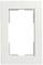 Ein weißer rechteckiger Rahmen, vermutlich für einen Lichtschalter oder eine Wandsteckdose, vor einem weißen Hintergrund.