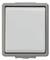 Ein einfacher, quadratischer Lichtschalter in einem grauen Rahmen.