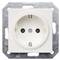 Weiße, runde Steckdose in Metallrahmen zur Wandmontage. Geeignet für europäische Normstecker.