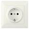 Weiße Wandsteckdose, europäischer Standardtyp, mit zwei runden Öffnungen und Schutzkontakt in der Mitte.