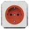 Rote Elektro-Steckdose mit zwei Steckplätzen und Schutzleiter auf weißem Hintergrund.