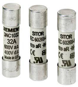 Drei elektrische Sicherungen 'SIEMENS 3NC1032', '600V a.c.', '32A', 'Made in U.K.', zeigen verschiedene Ansichten eines Sicherungstypens.