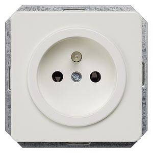 Steckdose in Wandmontage mit zwei runden Löchern und Erdungskontakt.