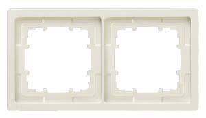 Doppelrahmen für Steckdosen oder Schalter in cremefarbener Ausführung, mit zwei quadratischen Öffnungen.