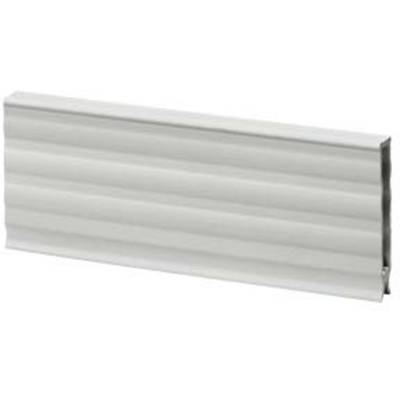 Ein geripptes, silbernes Metallprofil in rechteckiger Form, das möglicherweise als Baumaterial oder Dekorelement verwendet wird.